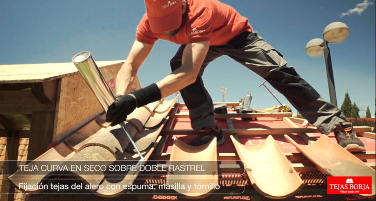 Nuevo vídeo instalación: Colocación de tejas curvas en seco