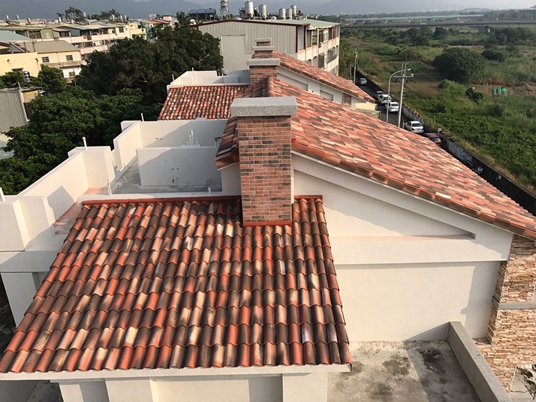 House – S-interlocking Bidasoa roof tiles